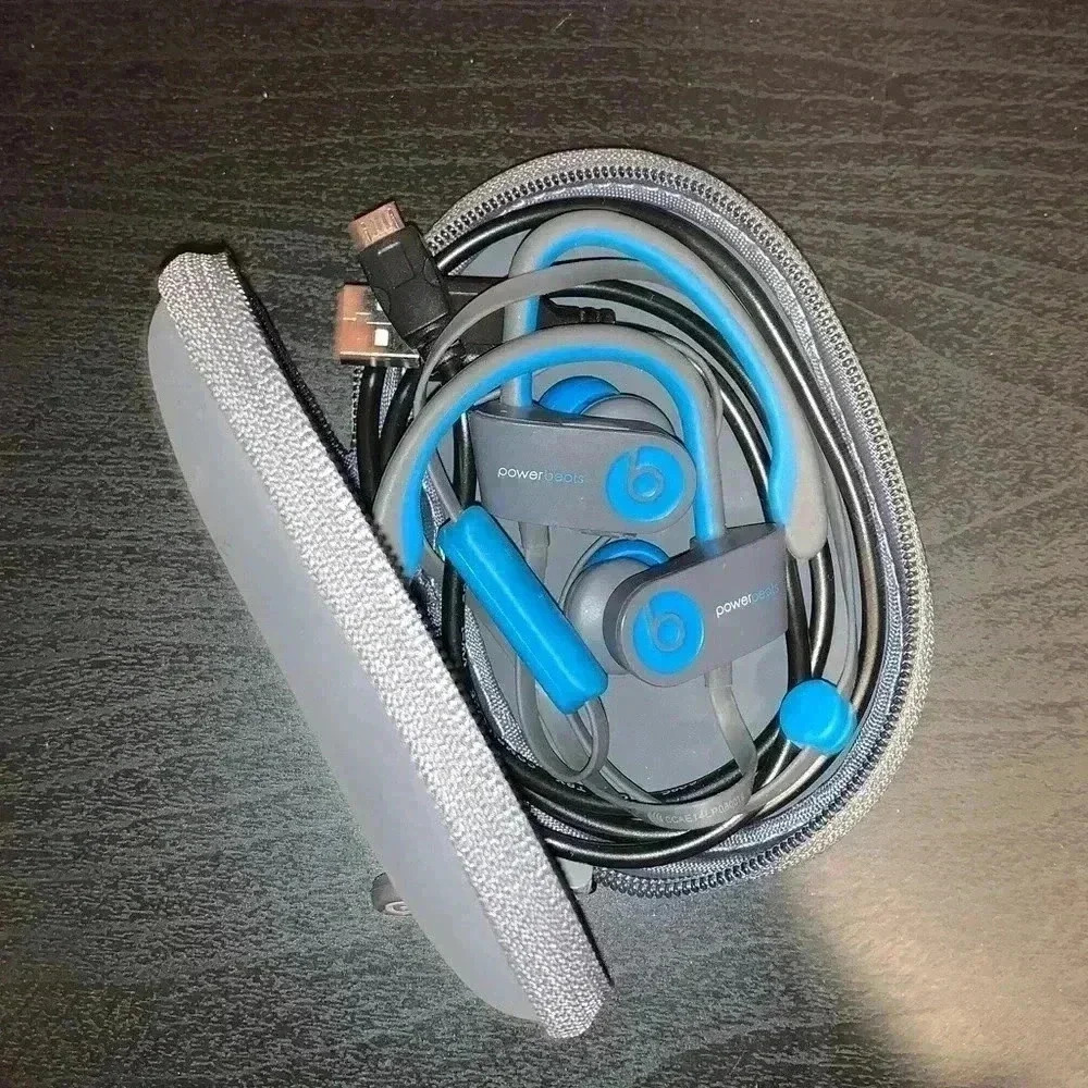 Powerbeats wireless Headphones - Picture 3 of 3